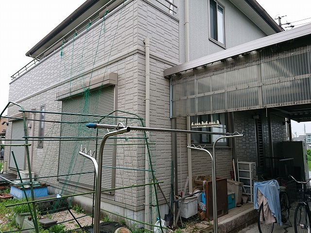 岐阜市で住宅の外回り点検、基礎周りの地盤やポーチの上裏、ストックヤードの屋根を確認